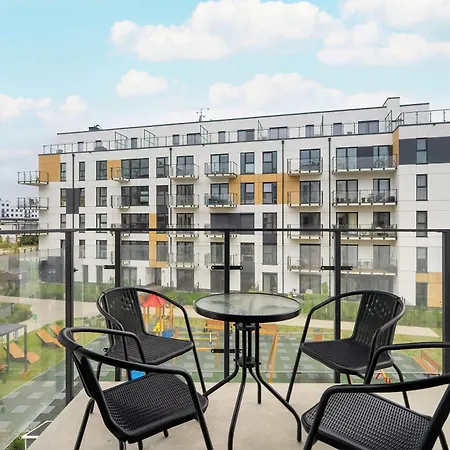 Beige In With Parking And Air Conditioned Living By Renters ポズナン
