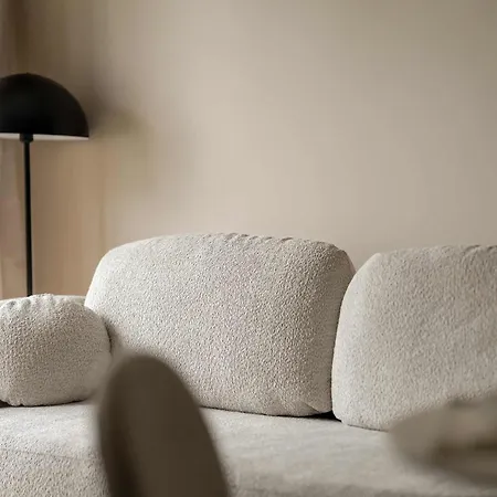 Beige In With Parking And Air Conditioned Living By Renters Daire *