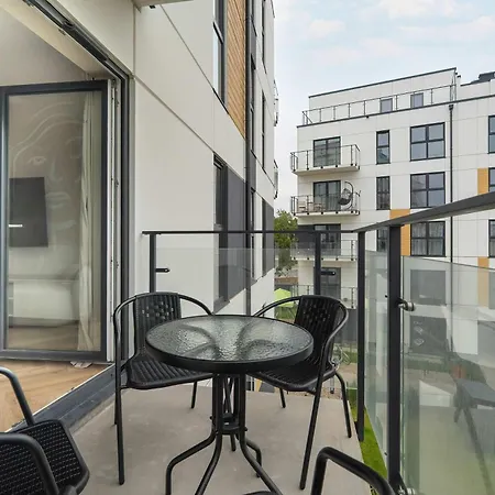 Beige In With Parking And Air Conditioned Living By Renters Appartamento Poznań