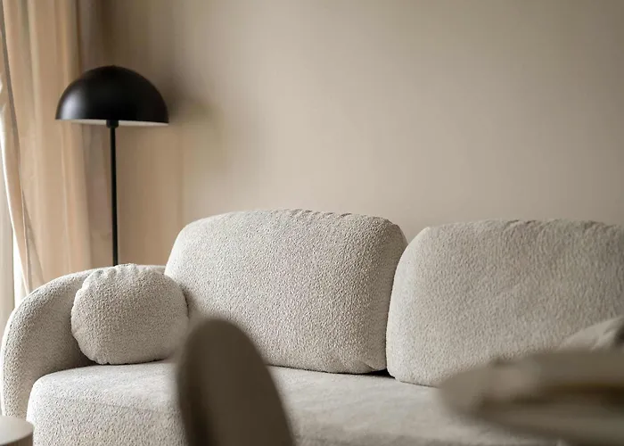 Beige In With Parking And Air Conditioned Living By Renters Daire *